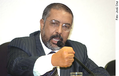 Imagem da notícia MÃO SANTA: "NEM OS MILITARES PREJUDICARAM TANTO OS APOSENTADOS"